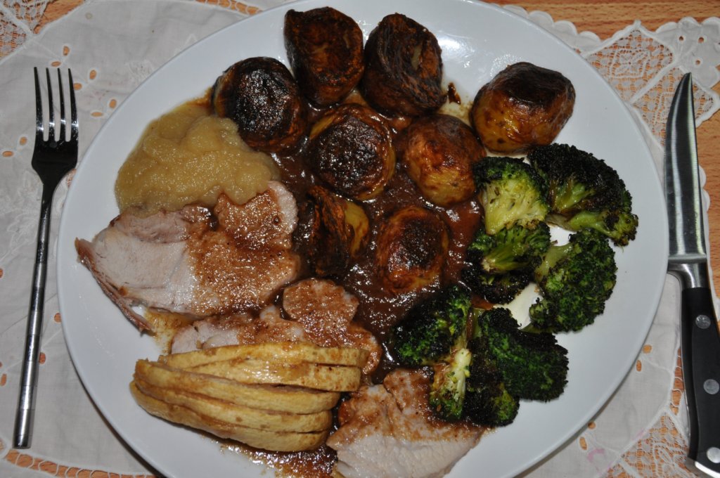 roastporkwithcracklingroastpotatoesandbroccoliwithapplesauce.jpg