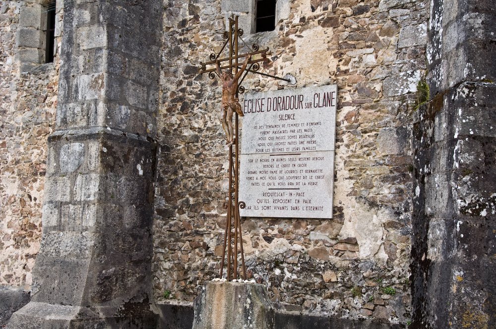 thecrossandsignoutsidethechurch.jpg